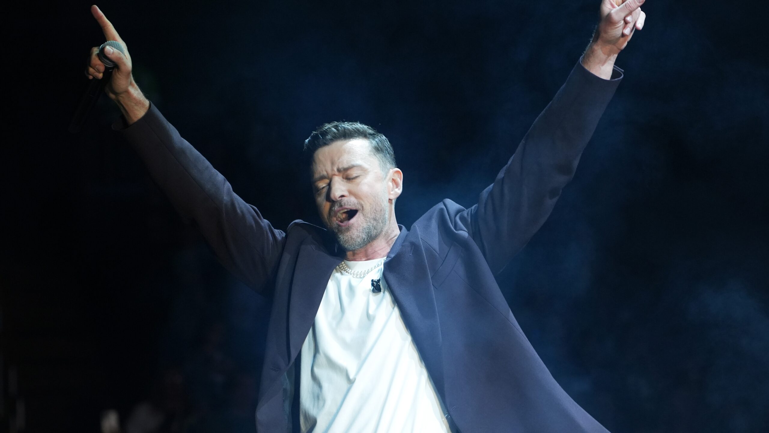 Justin Timberlake Suffers Wardrobe Malfunction, Needs New Pants